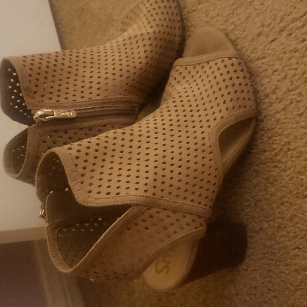 Heel sandle w peep toe and heel, inside zipper 8 1/2